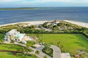 Premium Photo | Luxury Waterfront Property on Cliff Overlooking Water